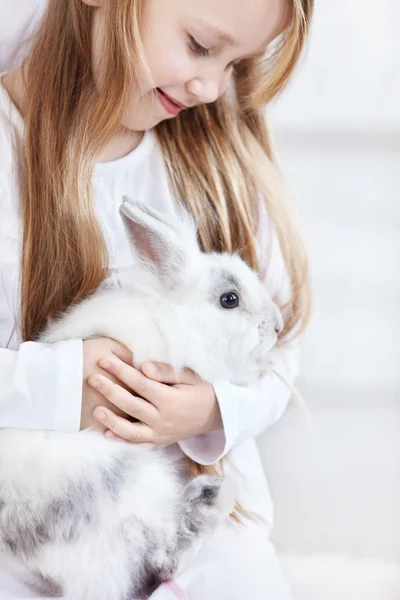 Güzel Küçük Kız Elinde Komik Bir Tavşan Tutuyor — Stok fotoğraf
