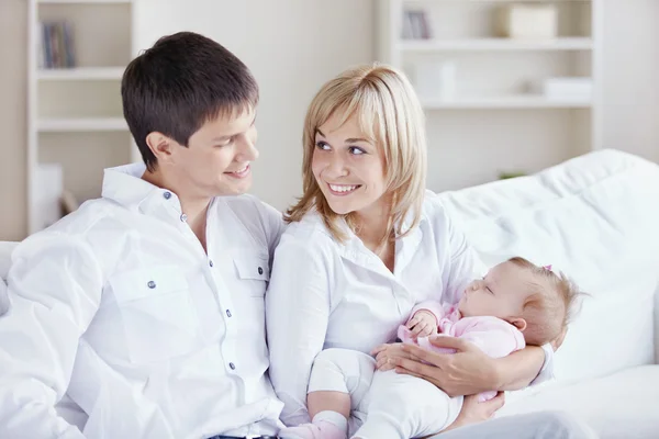 Fiatal Szülők Csecsemők Otthon — Stock Fotó