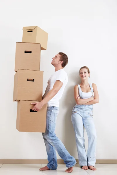 She Looks Young Man Carries Boxes — Stock Photo, Image