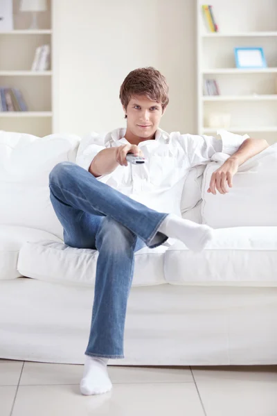 Jeune Homme Regardant Télé Sur Canapé — Photo