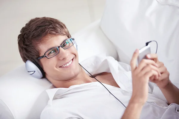 Sonriente Hombre Escuchando Música Los Auriculares — Foto de Stock