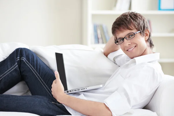 Homem Atraente Com Laptop Sofá — Fotografia de Stock