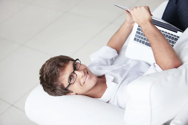 ノート パソコンでメガネの若い男 — ストック写真