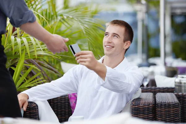 Der Junge Mann Gibt Dem Kellner Eine Kreditkarte — Stockfoto