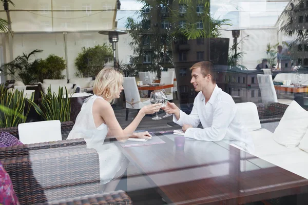Couple in restaurant — Stock Photo, Image