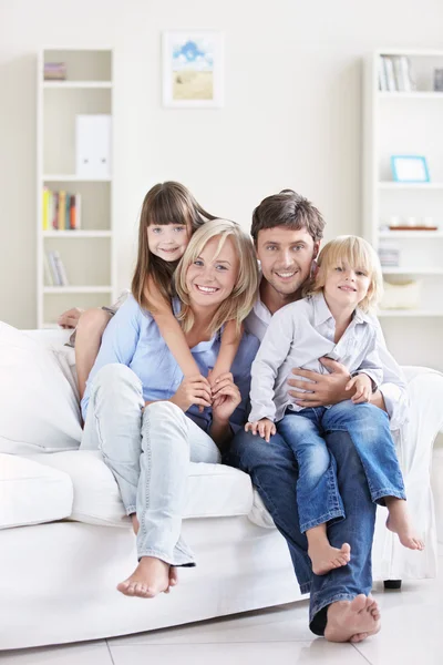 Een Gelukkige Familie Met Kinderen Een Witte Sofa Thuis — Stockfoto