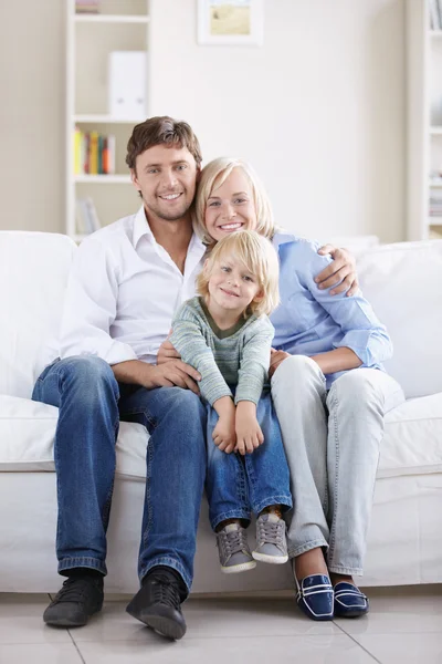 Familjen på soffa — Stockfoto