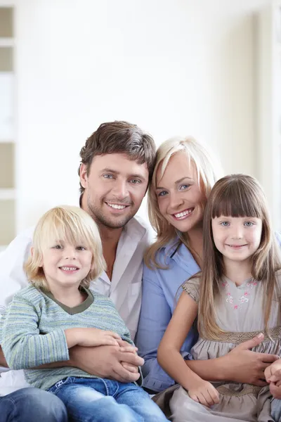 Família jovem com dois filhos — Fotografia de Stock