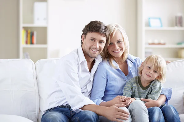 Junge Familie Mit Kind Auf Der Couch Der Wohnung — Stockfoto