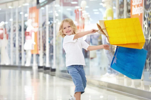 Ein Kleines Mädchen Mit Den Paketen Laden — Stockfoto