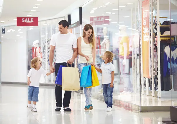 Família em compras — Fotografia de Stock