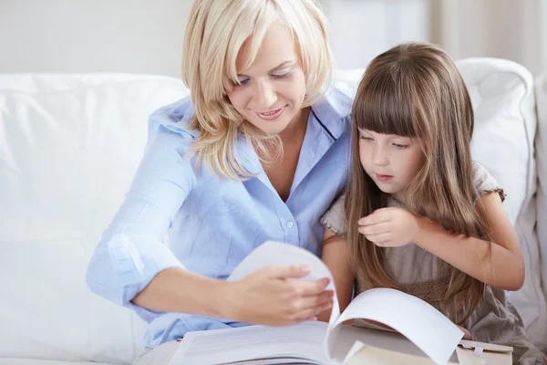 Мати Дочка Читають Книгу Ліцензійні Стокові Фото