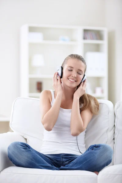 Young Girl Listens Music Headphones — Stock Photo, Image