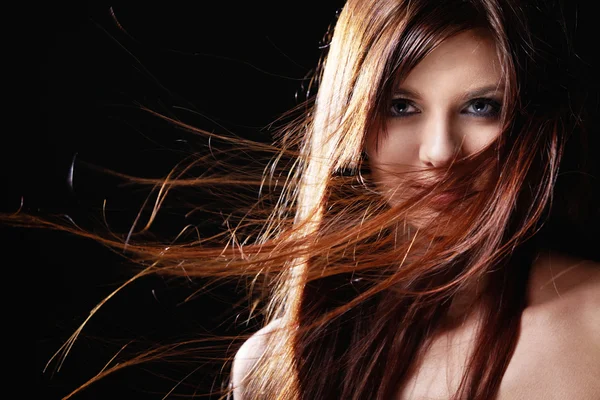 Schönes Mädchen Mit Wallenden Haaren Auf Schwarzem Hintergrund — Stockfoto