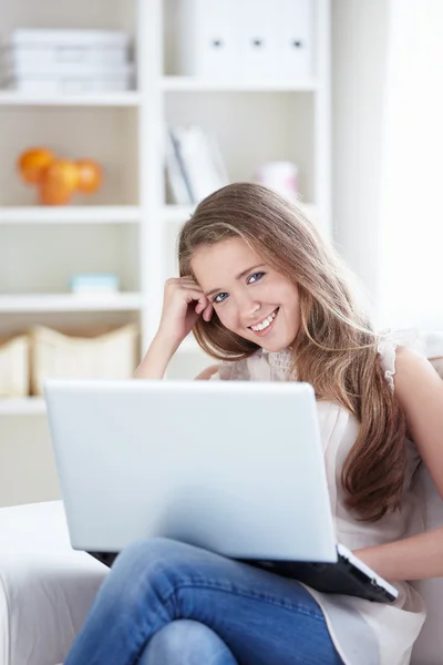 Güzel bir kız ile bir dizüstü bilgisayar vasıl ev — Stok fotoğraf