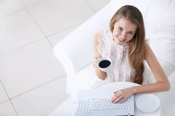 Aantrekkelijke Jonge Meisje Met Koffie Laptop — Stockfoto