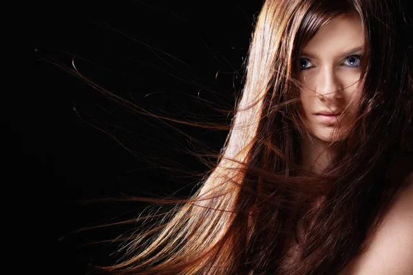 Приваблива Дівчина Волоссям Розвивається Чорному Тлі — стокове фото