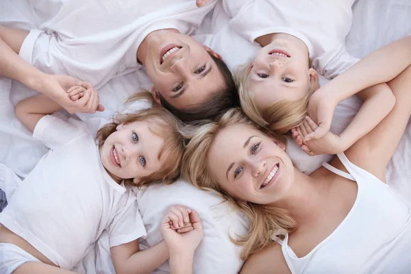 Sonriente Familia Encuentran Una Cama Blanca —  Fotos de Stock