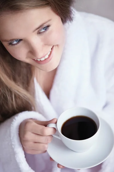 Een Jong Meisje Die Houdt Van Een Kopje Koffie Close — Stockfoto