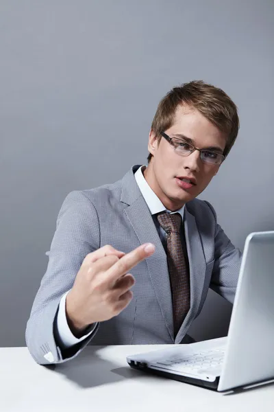 Jovem Homem Atraente Terno Com Laptop Mostra Sinal Obsceno Para — Fotografia de Stock
