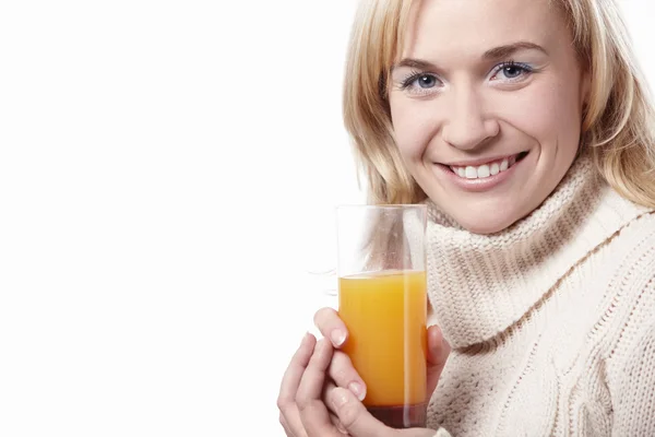 一名女子与一杯果汁在白色背景上的一件毛衣 — 图库照片