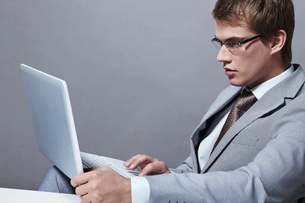 Ein Junger Mann Anzug Mit Laptop — Stockfoto