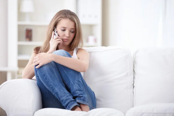 Sad Κορίτσι Μιλάει Στο Τηλέφωνο Στο Σπίτι — Φωτογραφία Αρχείου