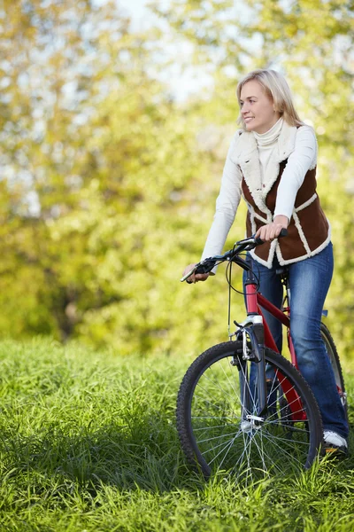 Güzel bir kız bir bisiklet — Stok fotoğraf