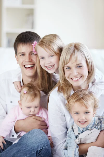 Una Familia Feliz Con Niños Sofá Casa — Foto de Stock