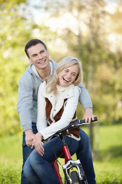 Lachendes Paar Auf Dem Fahrrad Herbstpark — Stockfoto