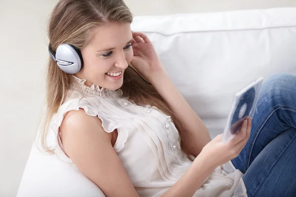 Hübsches Mädchen Mit Kopfhörer Musik Cds Hause — Stockfoto