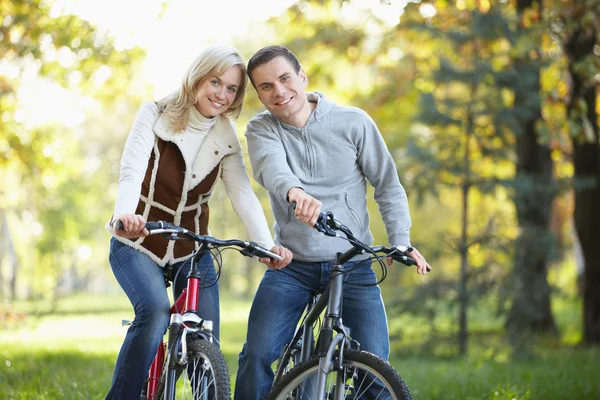 Junges Paar Auf Fahrrädern Park — Stockfoto