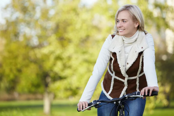 Mädchen auf dem Fahrrad — Stockfoto