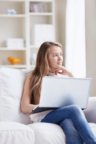 Aantrekkelijk Meisje Met Een Laptop Thuis — Stockfoto