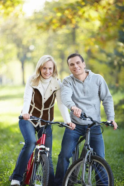 Jovem casal em bicicletas — Fotografia de Stock