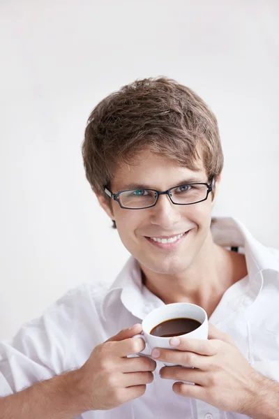 Ein Junger Schöner Mann Mit Einem Kaffee — Stockfoto