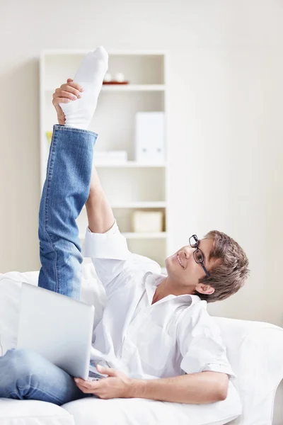 Young Man Raised Foot Laptop Home — Stock Photo, Image