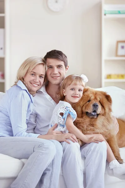 Lycklig Familj Med Hund Hemma — Stockfoto