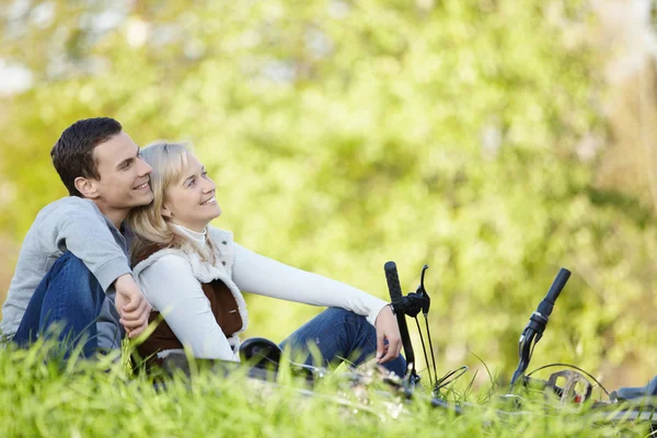 夫妇与秋天公园的自行车 — 图库照片