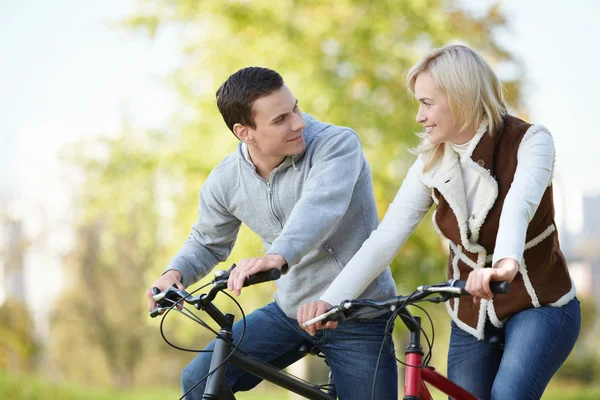 Attraktives Paar Auf Fahrrädern Schaut Einander — Stockfoto