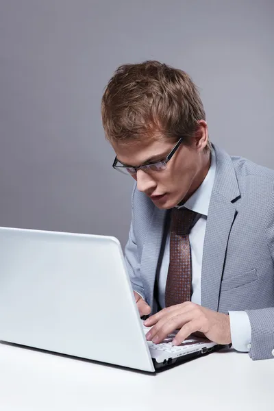 Genç Adamı Dizüstü Bilgisayarla Çalışıyor — Stok fotoğraf