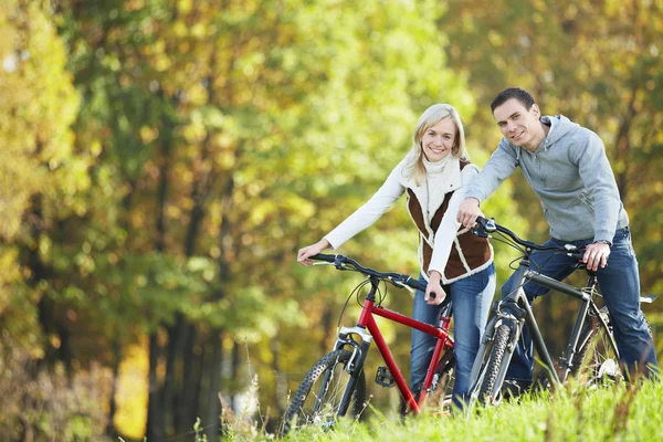Attraktives Paar auf Fahrrädern — Stockfoto