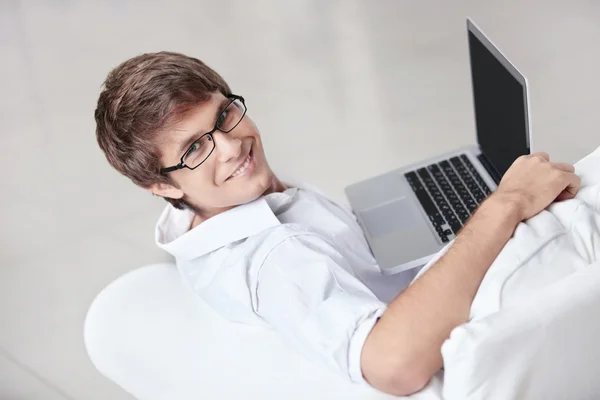 Een Jonge Man Met Een Laptop Een Bank — Stockfoto