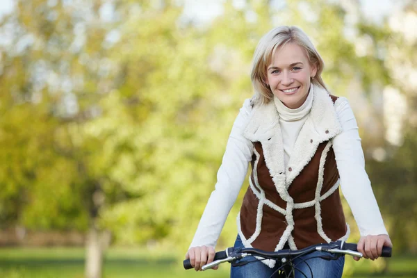 公園で自転車に魅力的な若い女の子 — ストック写真