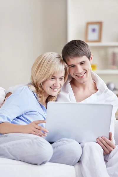 Embracing Couple Looking Laptop Home — Stock Photo, Image