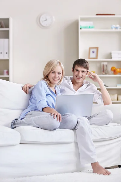 Jonge Aantrekkelijke Paar Met Laptop Thuis — Stockfoto