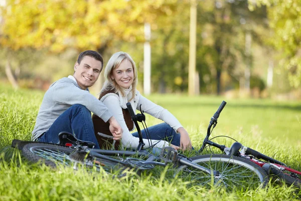 Casal Com Bicicletas Descansando Grama — Fotografia de Stock