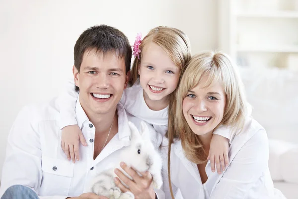 Πορτρέτο Των Νέων Ευτυχισμένη Οικογένεια Στο Σπίτι — Φωτογραφία Αρχείου