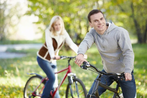 Paar auf Fahrrädern — Stockfoto