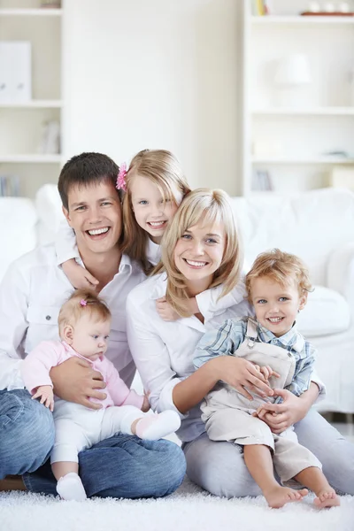 Lyckliga Föräldrar Med Tre Barn Hemma — Stockfoto